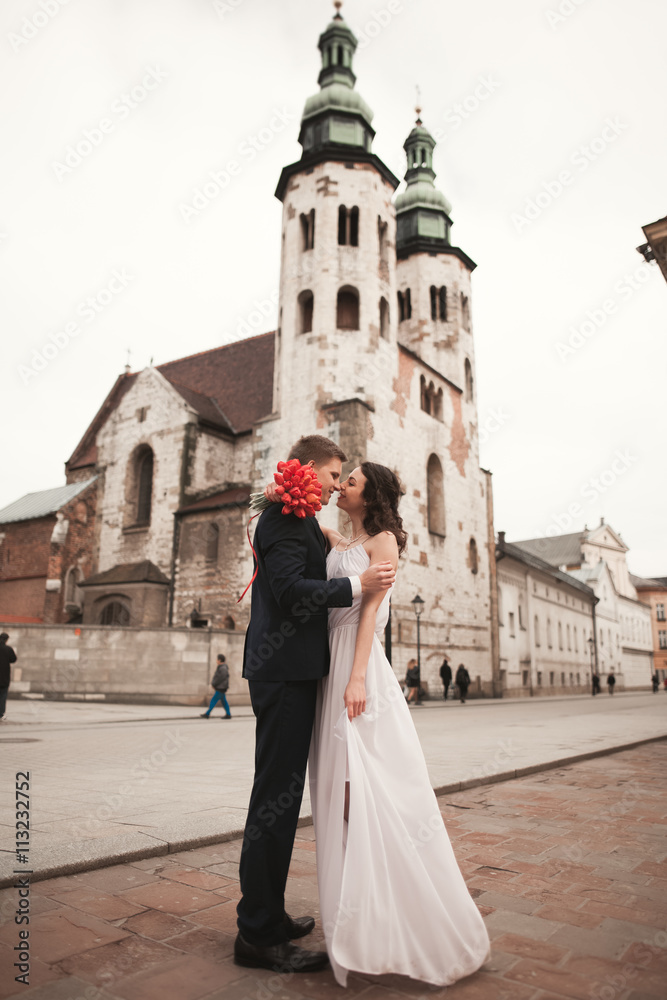 Obraz premium Wedding couple, bride and groom near a church in Krakow