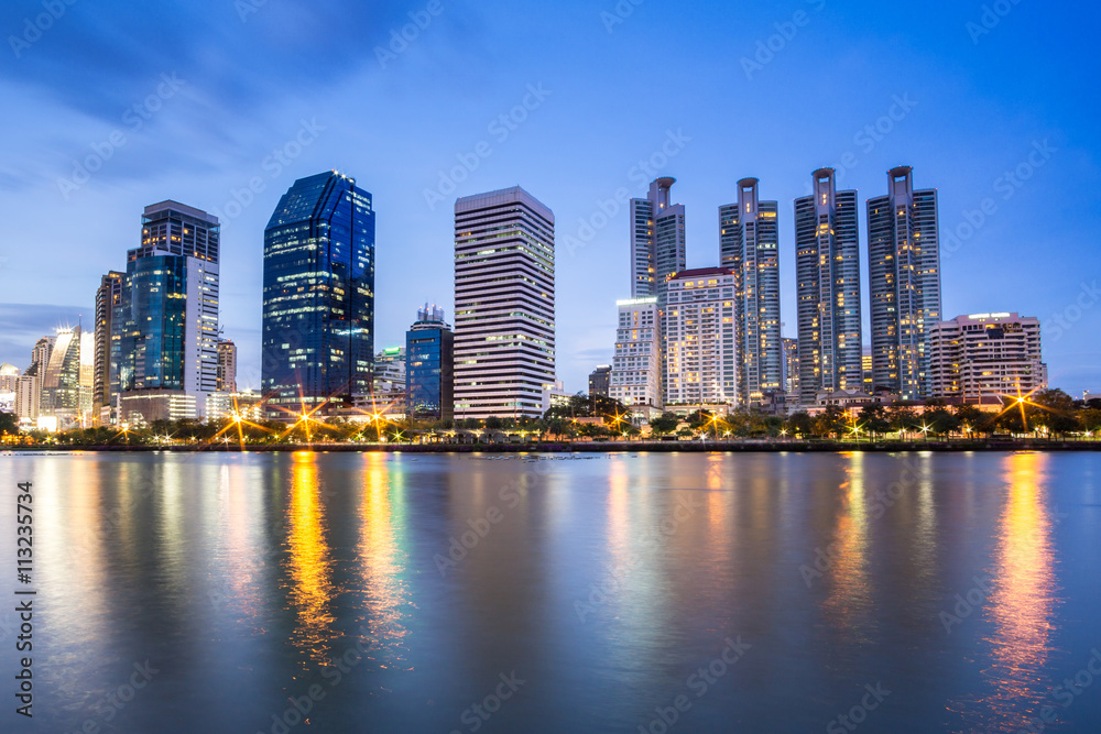 Fototapeta premium nocna panorama Suan benja kitti w Bangkoku w Tajlandii.