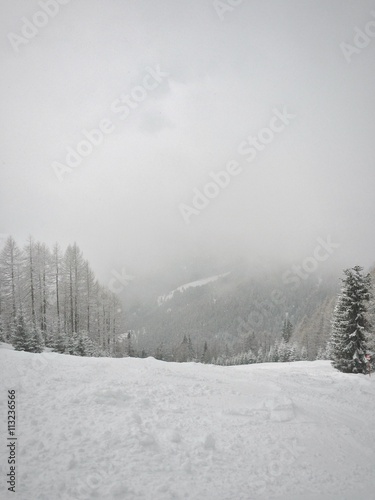 Neuschnee in den Alpen Snowboarden