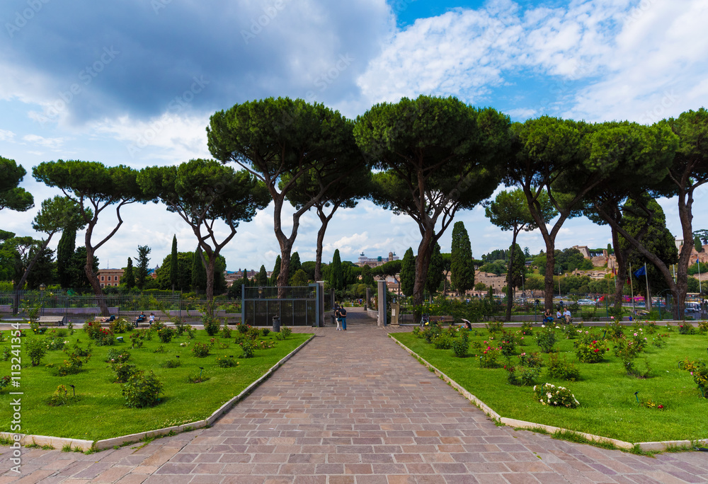 A visit to the municipal Rose Garden in Rome (in italian Roseto comunale), a public park on the Aventine Hill, between the Orange Garden and the Circus Maximus.