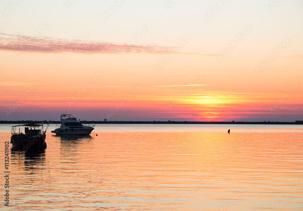 Boote im Hafen, Sonnenuntergang Boote im Hafen, Sonnenuntergang