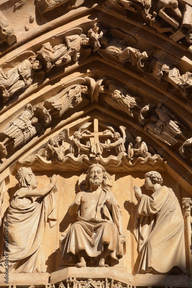 estatuas de piedra en la fachada de la catedral de   Burgos