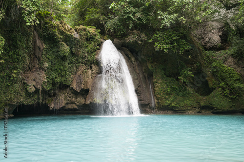 Fototapeta Naklejka Na Ścianę i Meble -  Wasserfall / Wasserfall im gruenen Dschungel auf der Insel Cebu, Philippinen.