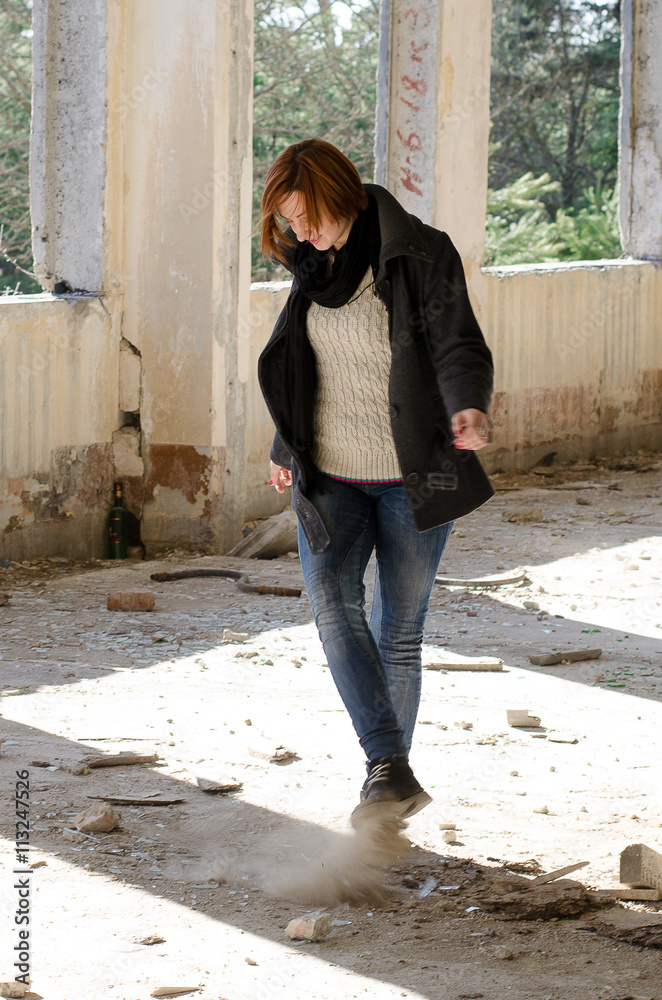 
girl posing in an abandoned building  