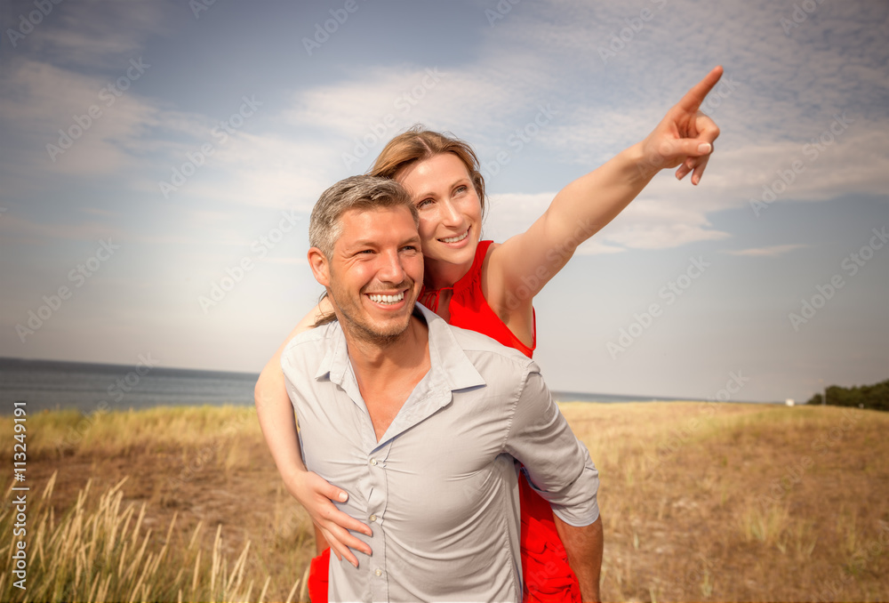 paar läuft in den urlaub