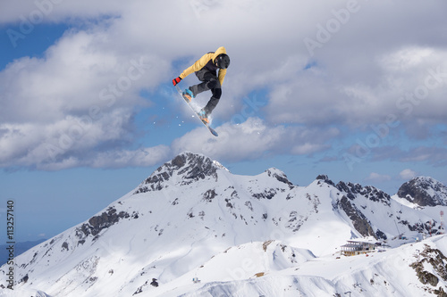 Obraz na plátně Snowboard jezdec skákat na horách. Extrémní freeride sport.