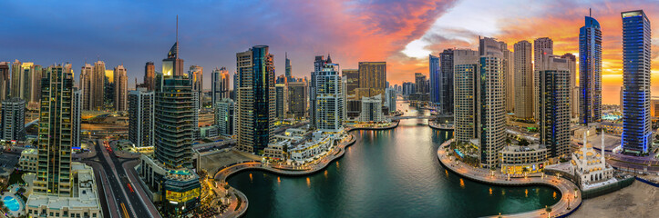 Wandcirkels Dubai Dubai Marina met luxe jachten  © Alexey Stiop