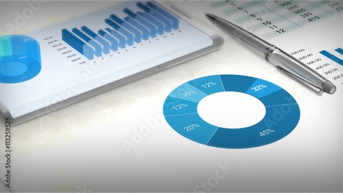 Vue rapprochée d'un espace de travail avec des graphiques sur une feuille de papier et un smartphone portant sur des données à analyser
