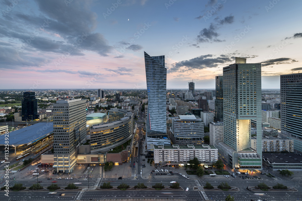 Naklejka premium Widok na centrum Warszawy w czasie zmierzchu