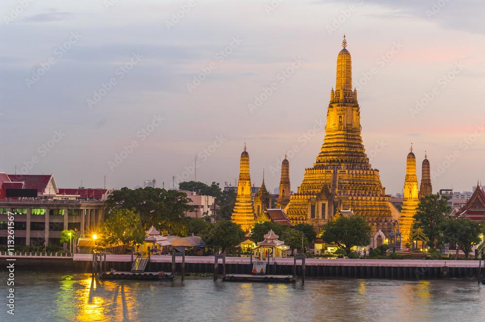 Obraz premium Wat Arun at twilight, Bangkok, Thailand