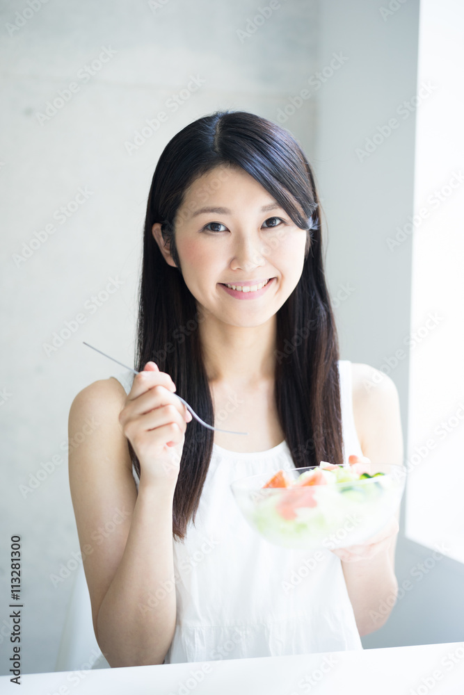 サラダを食べる女性 サラダを食べる女性