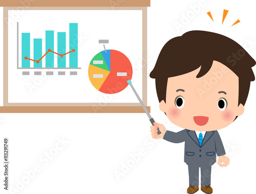 グラフを示して解説するスーツの男性