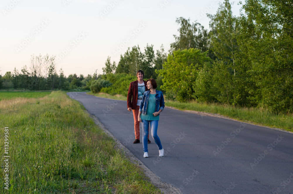 Obraz premium Happy couple on vacation. Lovers are laughing. Happy guy and girl. Lovers enjoy each other in the evening park. 