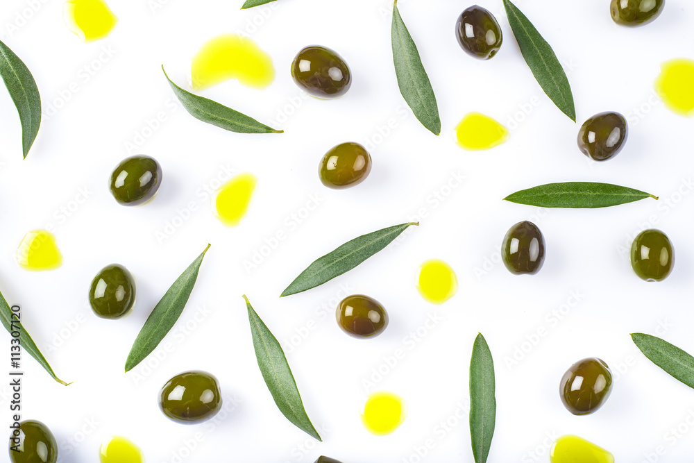 Aceitunas, hojas de olivo y aceite de oliva virgen extra aislados en un fondo blanco Aceitunas, hojas de olivo y aceite de oliva virgen extra aislados en un fondo blanco