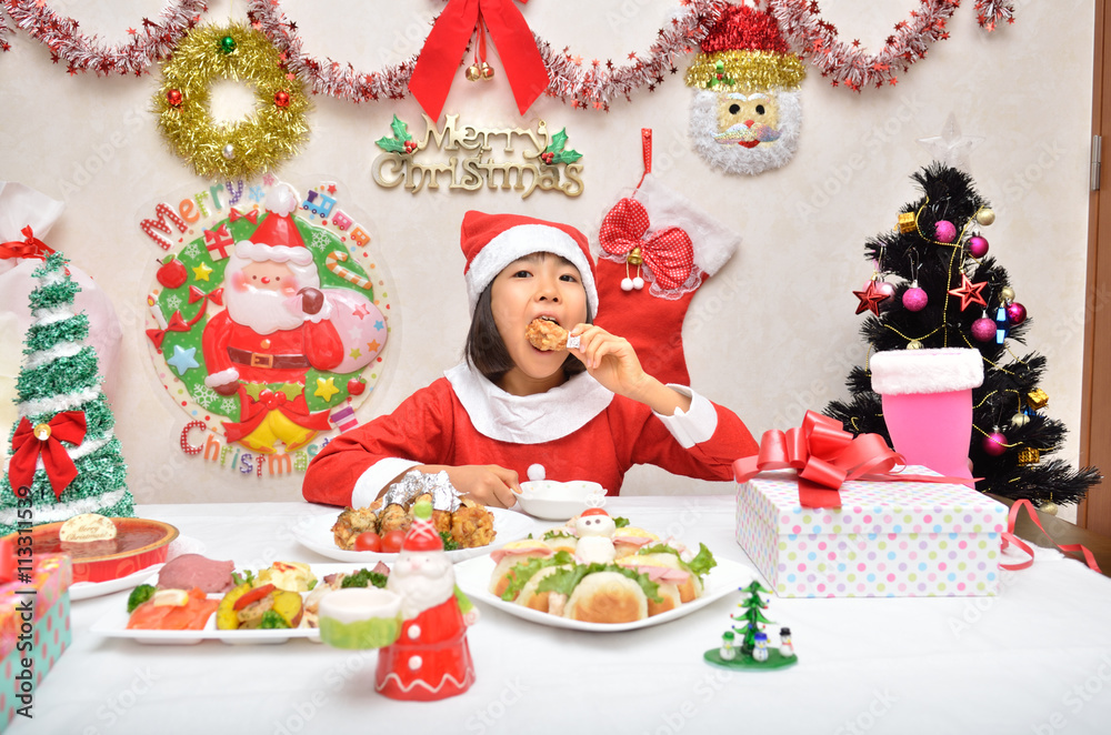 クリスマスパーティーを楽しむサンタクロース衣装の女の子 クリスマスパーティーを楽しむサンタクロース衣装の女の子