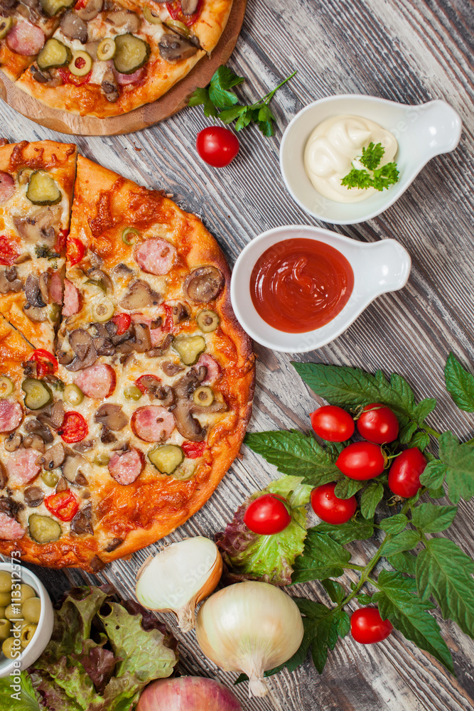pizza with mushrooms and pepperoni , tomatoes pizza with mushrooms and pepperoni , tomatoes
