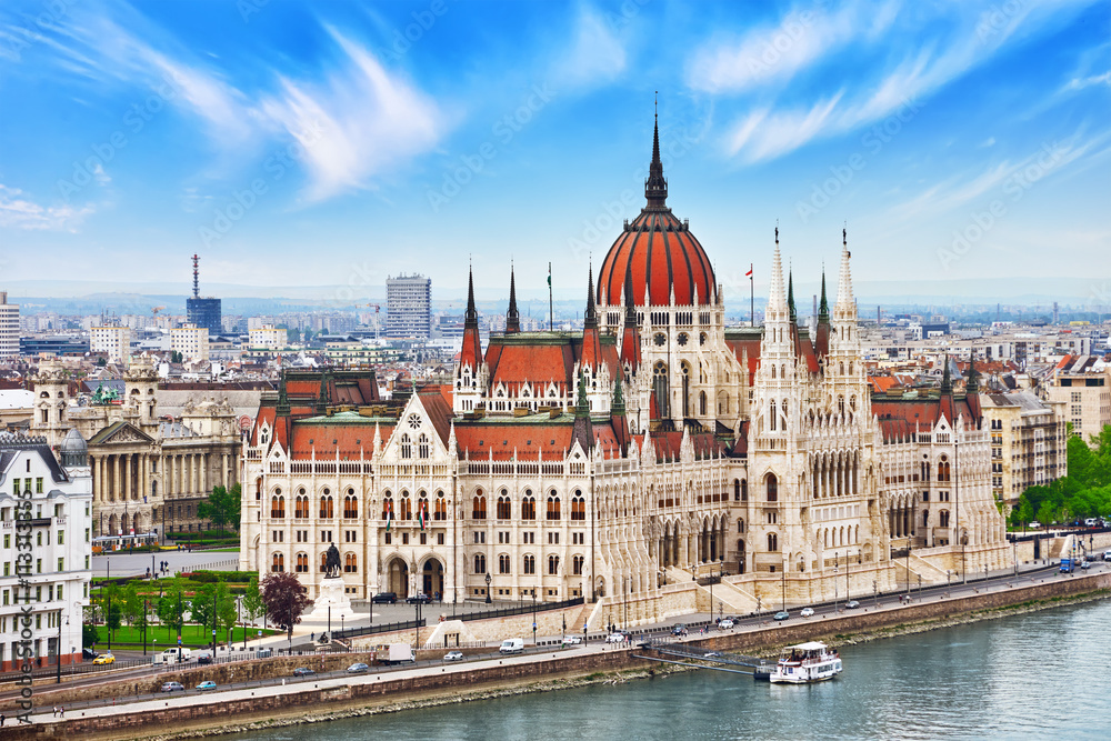Naklejka premium Parlament Węgier w ciągu dnia. Budapeszt. Widok ze Starego Rybactwa