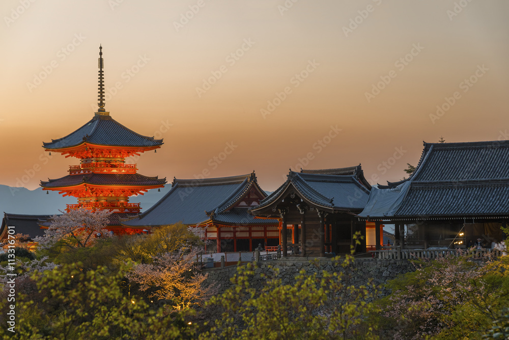 Obraz premium wysoka wieża pagody w świątyni Kiyomizu w Kioto w Japonii.