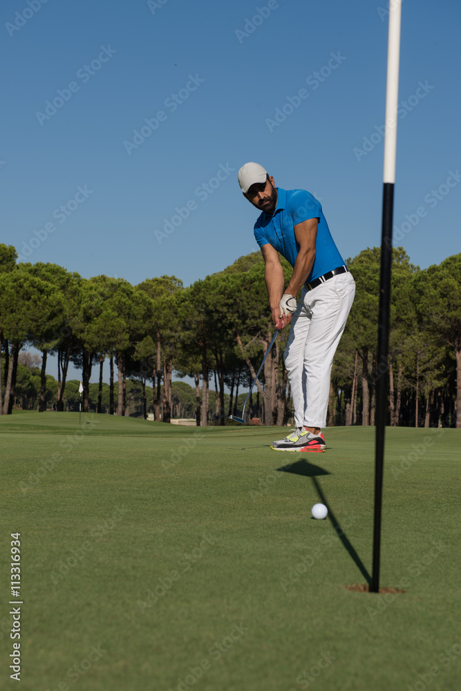 Obraz premium golf player hitting shot at sunny day