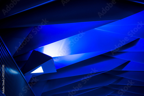 ブルーに光る幾何学模様のトンネルの天井