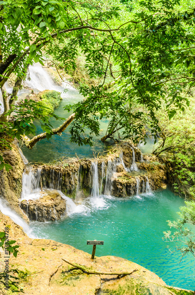 Naklejka premium turquoise pool at kuang si waterfall