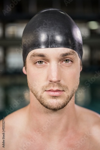 Foto Portrait of swimmer standing by the pool