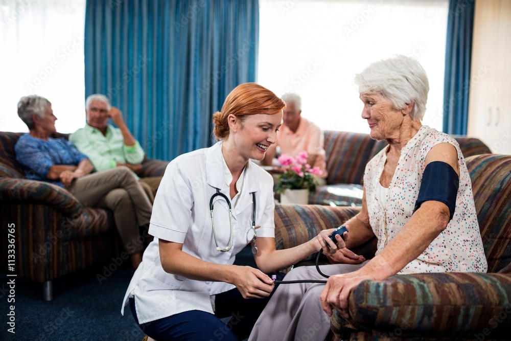 Obraz premium Nurse taking care of pensioner 