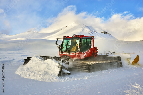 Tableau sur toile snowcat rides to work in the evening
