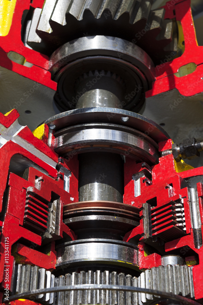 Drivetrain Dozer Bulldozer drive gear mechanism cross section, sprockets, bearings ...