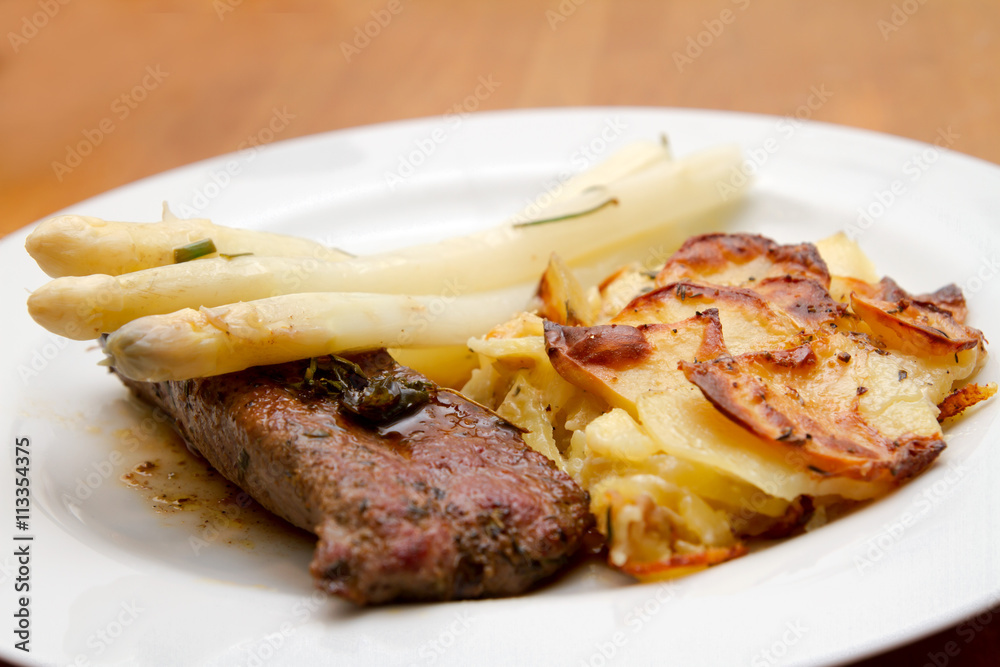 Lammlachs mit Kartoffelgratin und Spargel