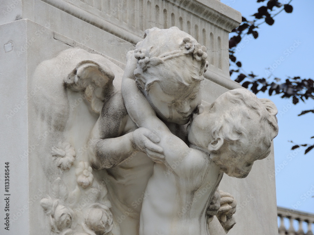 Скульптура  целующихся ангелов из  белого  мрамора крупным планом 