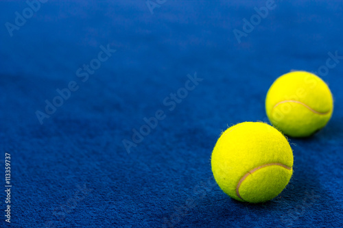 Tennisbälle auf blauem Court. © weixx