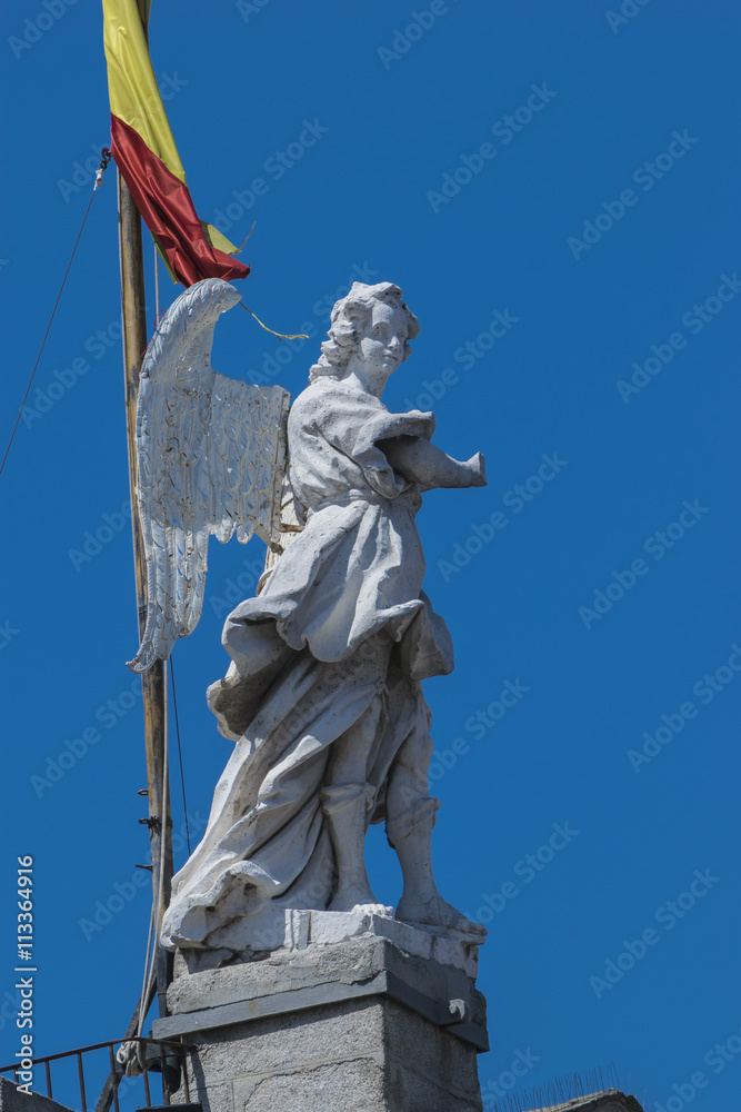 Ángel con bandera de España