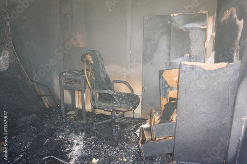 Fotografía chair and furniture in room after burned by fire in burn scene
