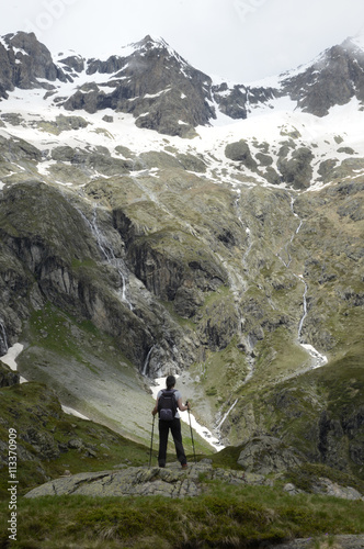 randonneuse face au pic des Aupillous dans le parc des Écrins dans les Hautes-Alpes