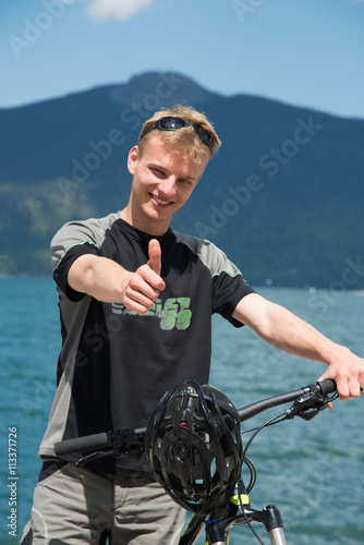 Wallpaper Mural Teenager beim Mountainbiken Torontodigital.ca