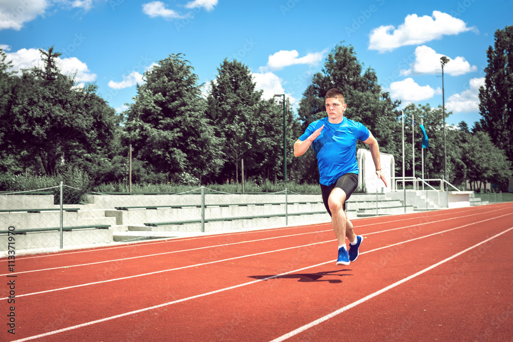 Obraz premium Bieganie szybko na atletycznym torze.