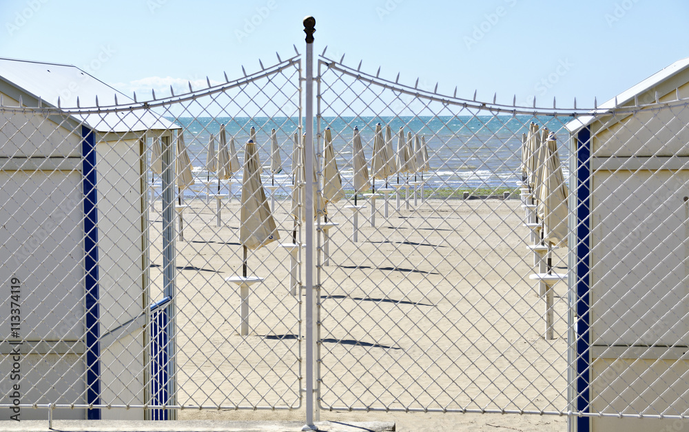 Badestrand hinter einem Gitterzaun Badestrand hinter einem Gitterzaun