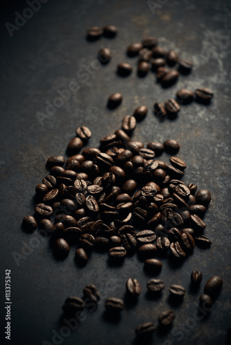 ger  stete Arabica Kaffeebohnen auf rustikalen Untergrund