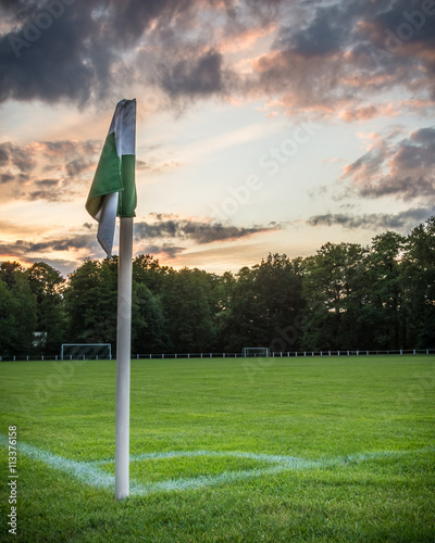 Sonnenuntergang mit Fußballplatz - Burg, Brandenburg.