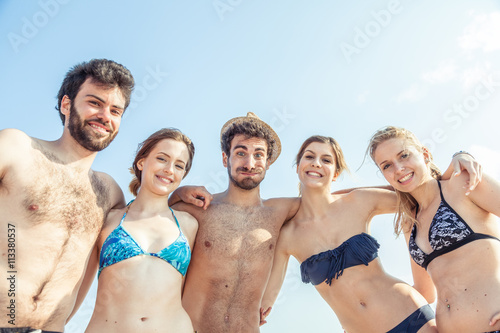 On a day of rest from the studies a group of friends to spend a day at sea, three women and two men embrace and have fun together