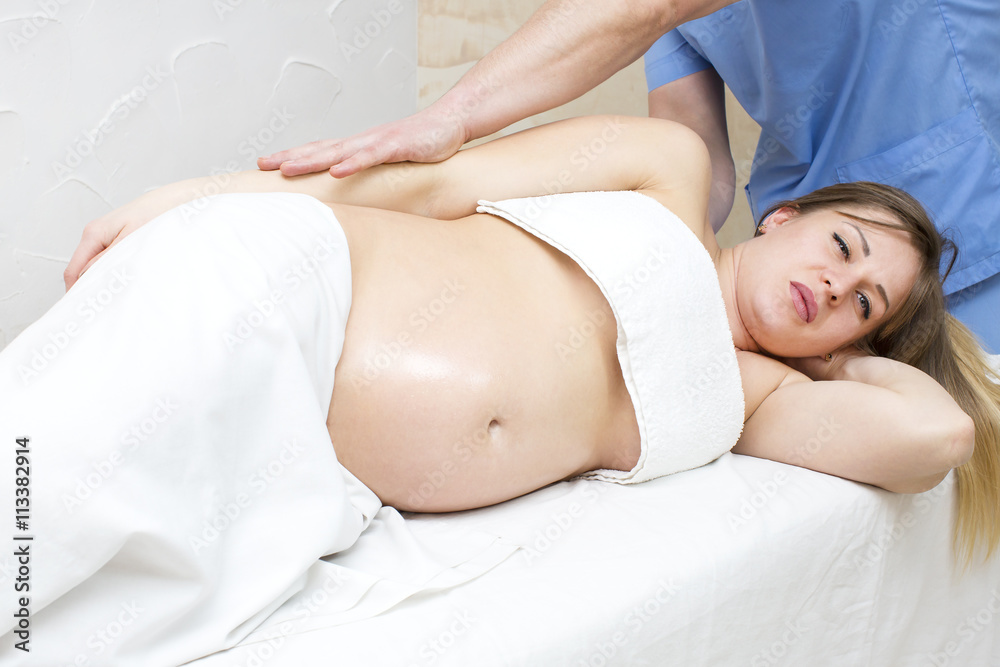 Obraz premium processes salon doing massage to a pregnant woman