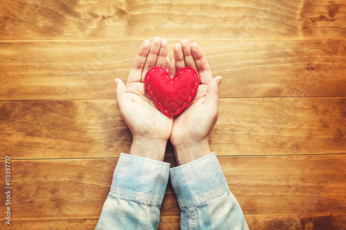 Foto Person holding a handmade red heart