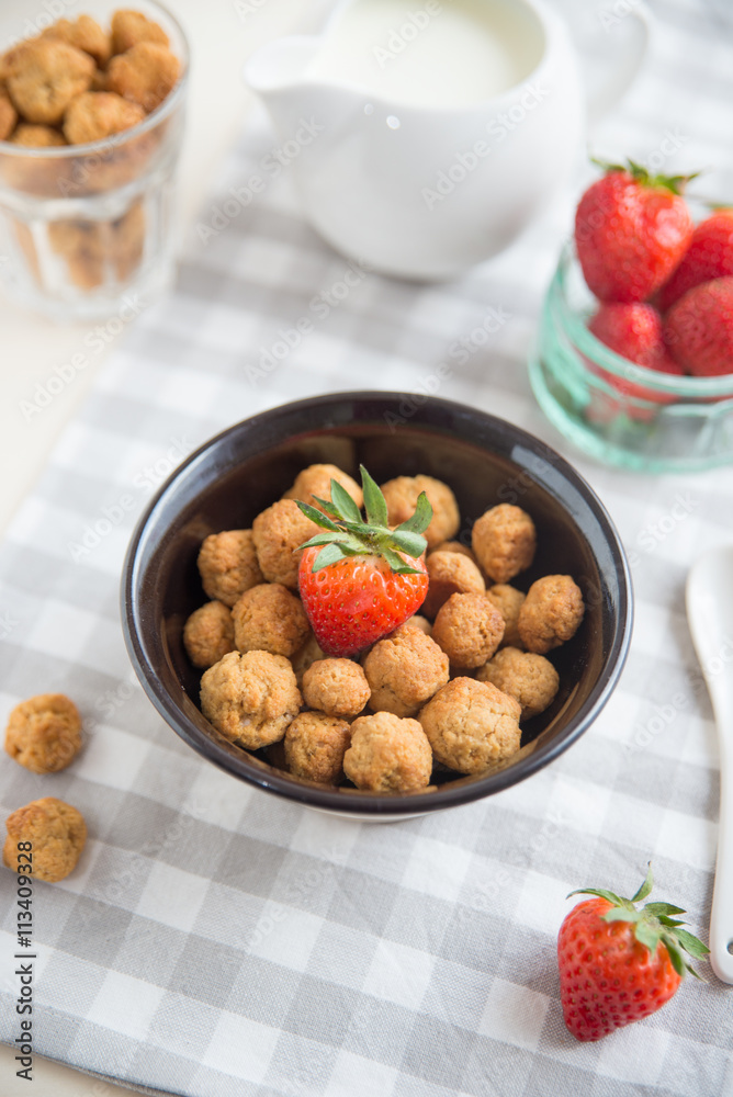 Frühstücks Cerealien mit frischen Beeren und Milch Frühstücks Cerealien mit frischen Beeren und Milch