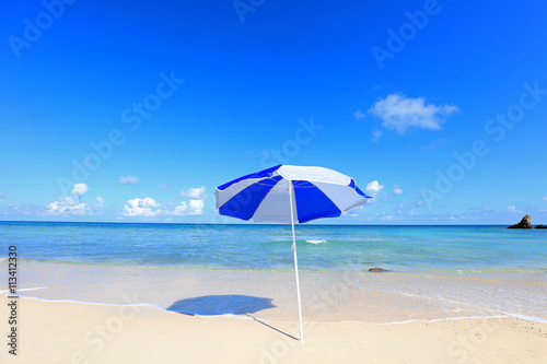 南国の美しいビーチと紺碧の空  © sunabesyou