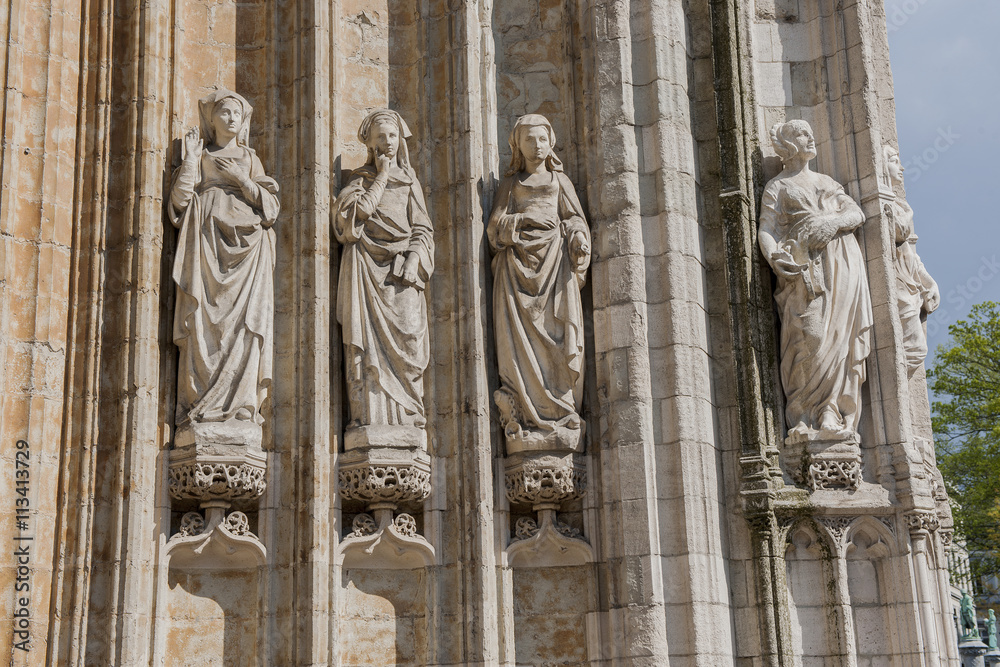 Figuren beim Eingangsportal der Kirche 