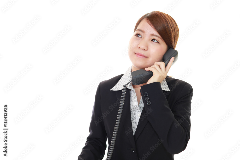 通話中の笑顔のビジネスウーマン