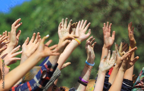 Obraz na płótnie People with hands raised at a music festival w salonie