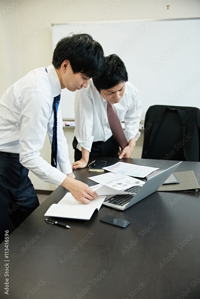 会議中のビジネスマン 会議中のビジネスマン