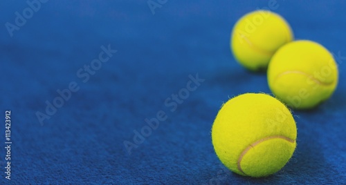 Tennisbälle auf blauem Court.